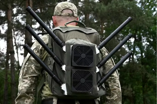 Soldier carrying portable RF jammer system with high-gain directional antennas